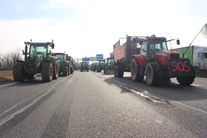 Les agriculteurs bloquent la M7, qui mènent à Lyon, au niveau de Pierre-Bénite. ©ED/Rue89Lyon