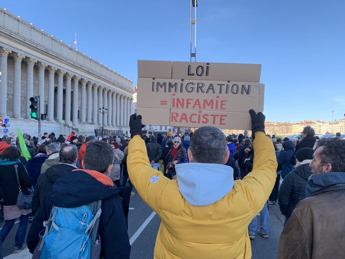 Plus de 6000 manifestants selon les organisateurs, et 3000 selon la police, ont marché contre la loi immigration le 21 janvier à Lyon. ©MA/Rue89Lyon