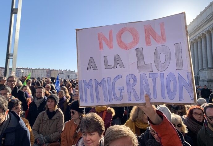 Plus de 6000 manifestants selon les organisateurs, et 3000 selon la police, ont marché contre la loi immigration le 21 janvier à Lyon. ©MA/Rue89Lyon