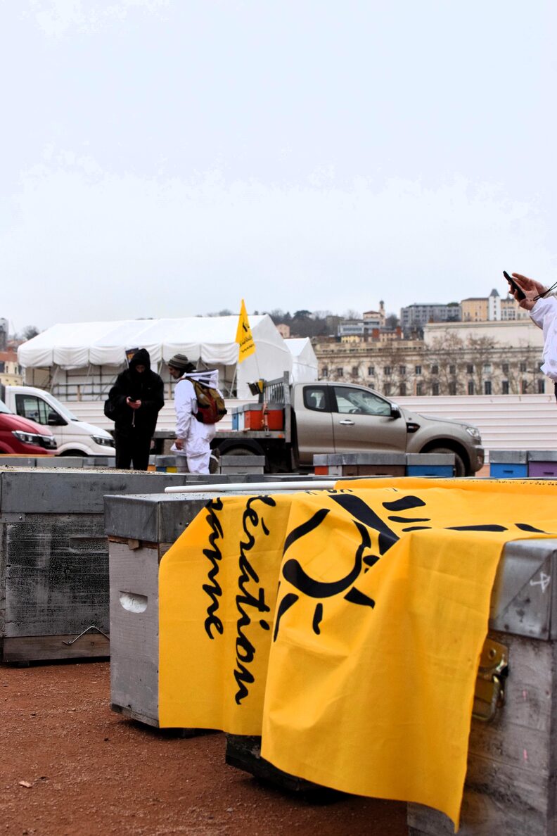 A l'appel de la Confédération paysanne des apiculteurs du Rhône et des départements alentours ont protesté contre l'importation massive des miels étrangers à Lyon. ©Laury Caplat/Rue89Lyon