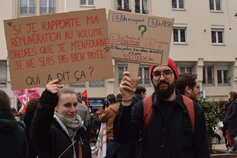 Deux professeur.es manifestent ce jeudi 1er février depuis la place Guichard, dans le 3ème arrondissement de Lyon ©Laury Caplat/Rue89Lyon