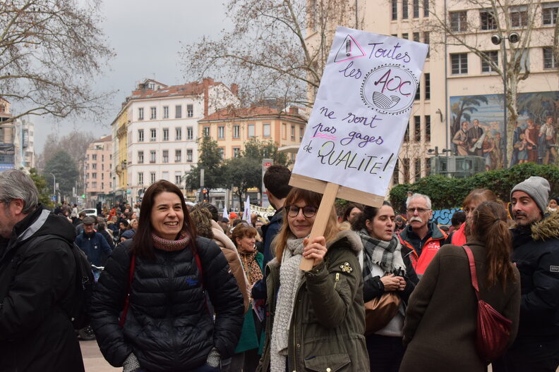 Lors de la manifestation des enseignants en grève, ce jeudi 1er février à Lyon, le nom de la ministre de l'éducation, Amélie Oudéa Castera, était dans toutes les bouches ©Laury Caplat/Rue89Lyon