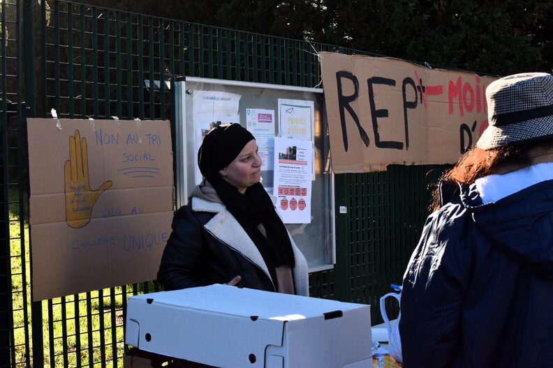 Comme d'autres parents d'élèves, Shéhérazade s'est lévée à l'aube pour rejoindre le rassemblement en soutien à la grève des professeur.es et des personnels éducatifs de cet établissement. ©Laury Caplat/Rue89Lyon