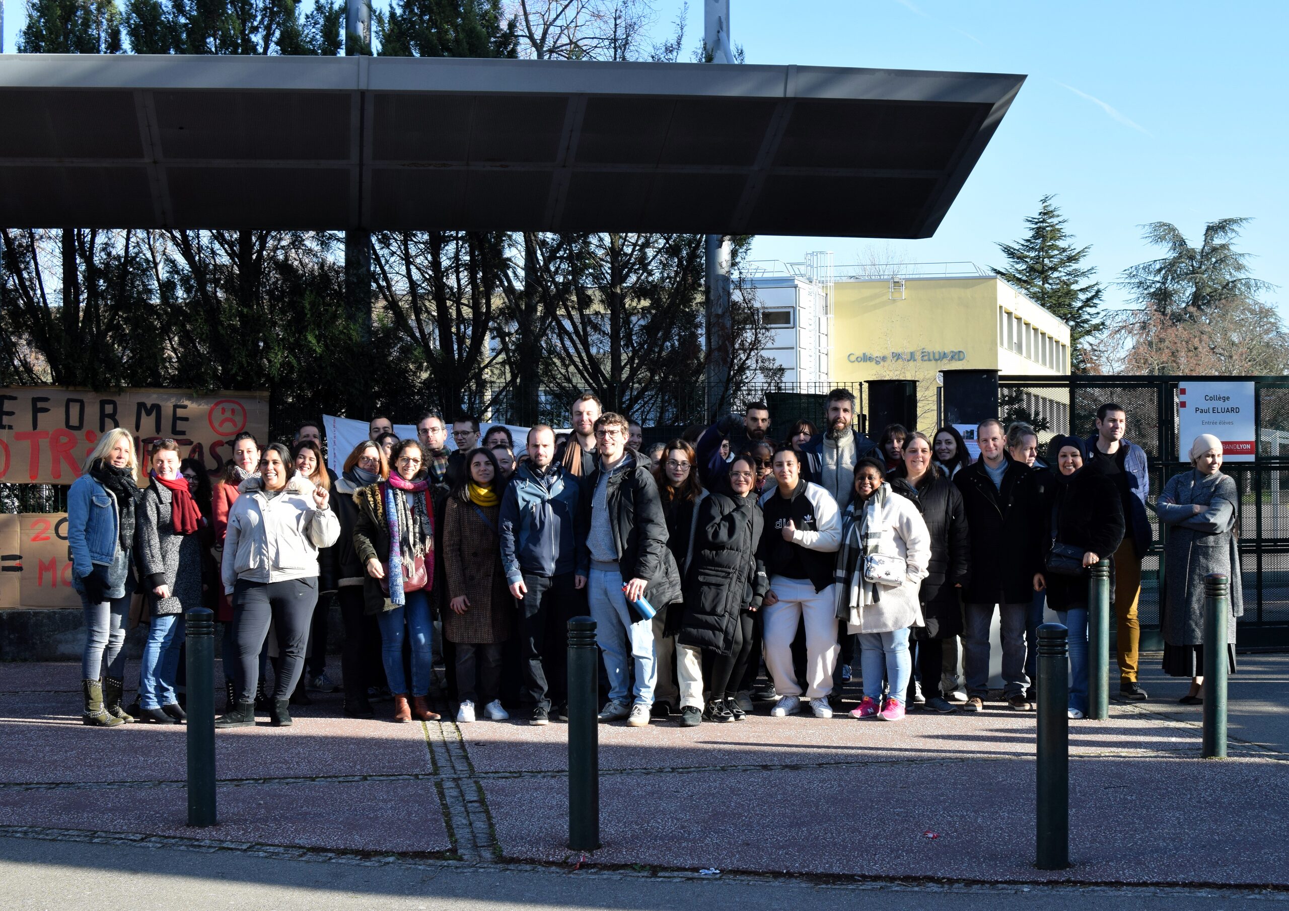 Professeur.es, AED, parents et élèves... ils étaient une centaine ce mardi 13 février à protester unitairement contre la réforme de l'Education nationale devant le collège Paul Eluard à Venissieux ©Laury Caplat/Rue89Lyon