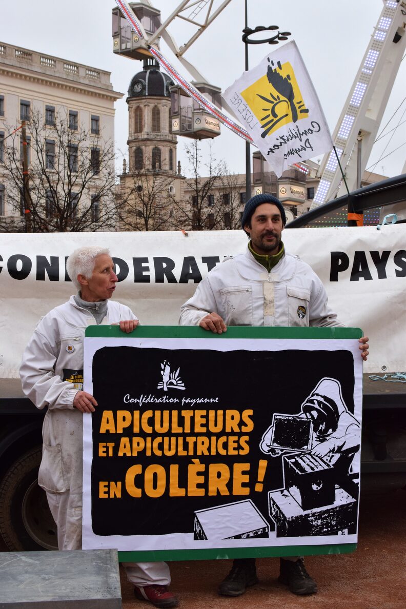 Muriel et son coéquipier, membres de la Confédération paysanne Lozère et apiculteurs, ont installé leur camionnette et leurs ruches sur la Place Bellecour (2e) à Lyon lundi 5 février. ©Laury Caplat/Rue89Lyon