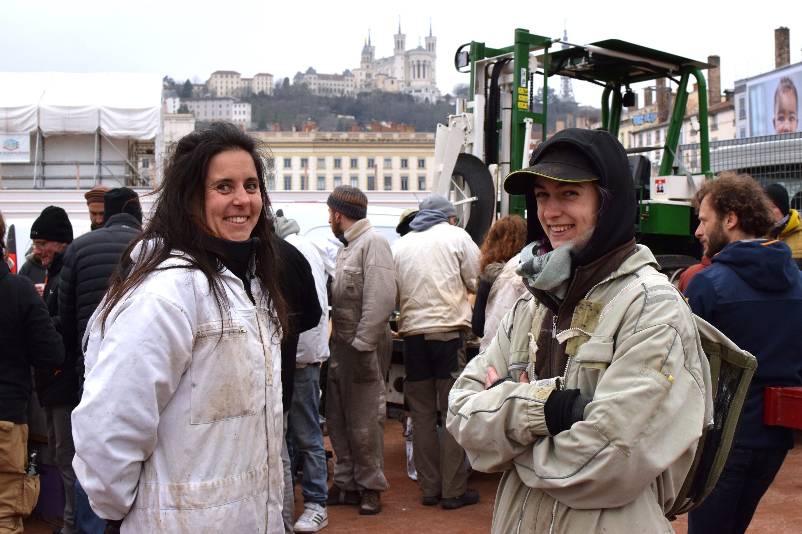 Deux apicultrices manifestent sur la Place Bellecour (2e) pour dénoncer la concurrence déloyale des miels étrangers. ©Laury Caplat/Rue89Lyon