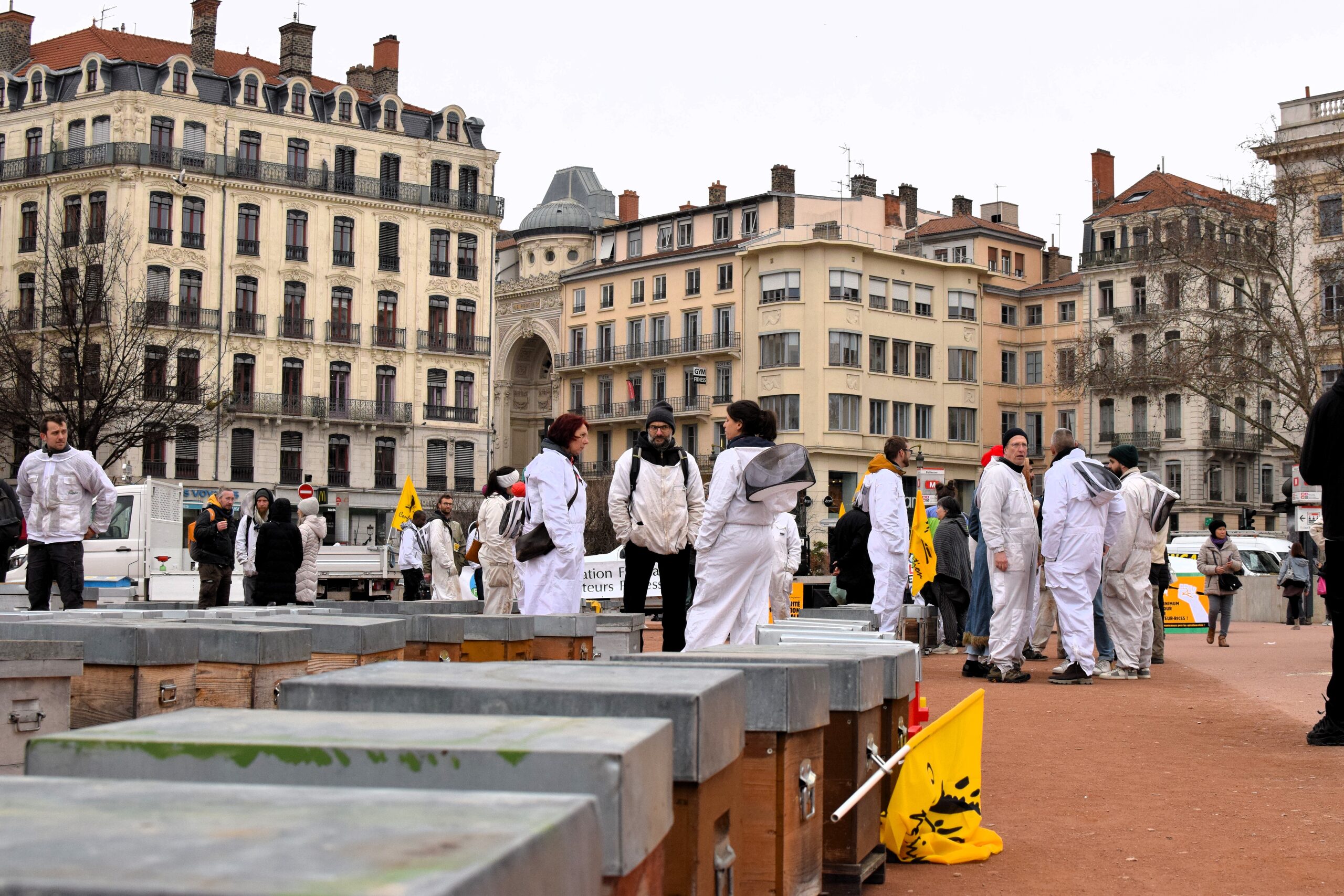 Des apiculteur.trices se rassemblent Place Bellecour (2e) ce lundi 5 février. ©Laury Caplat/Rue89Lyon