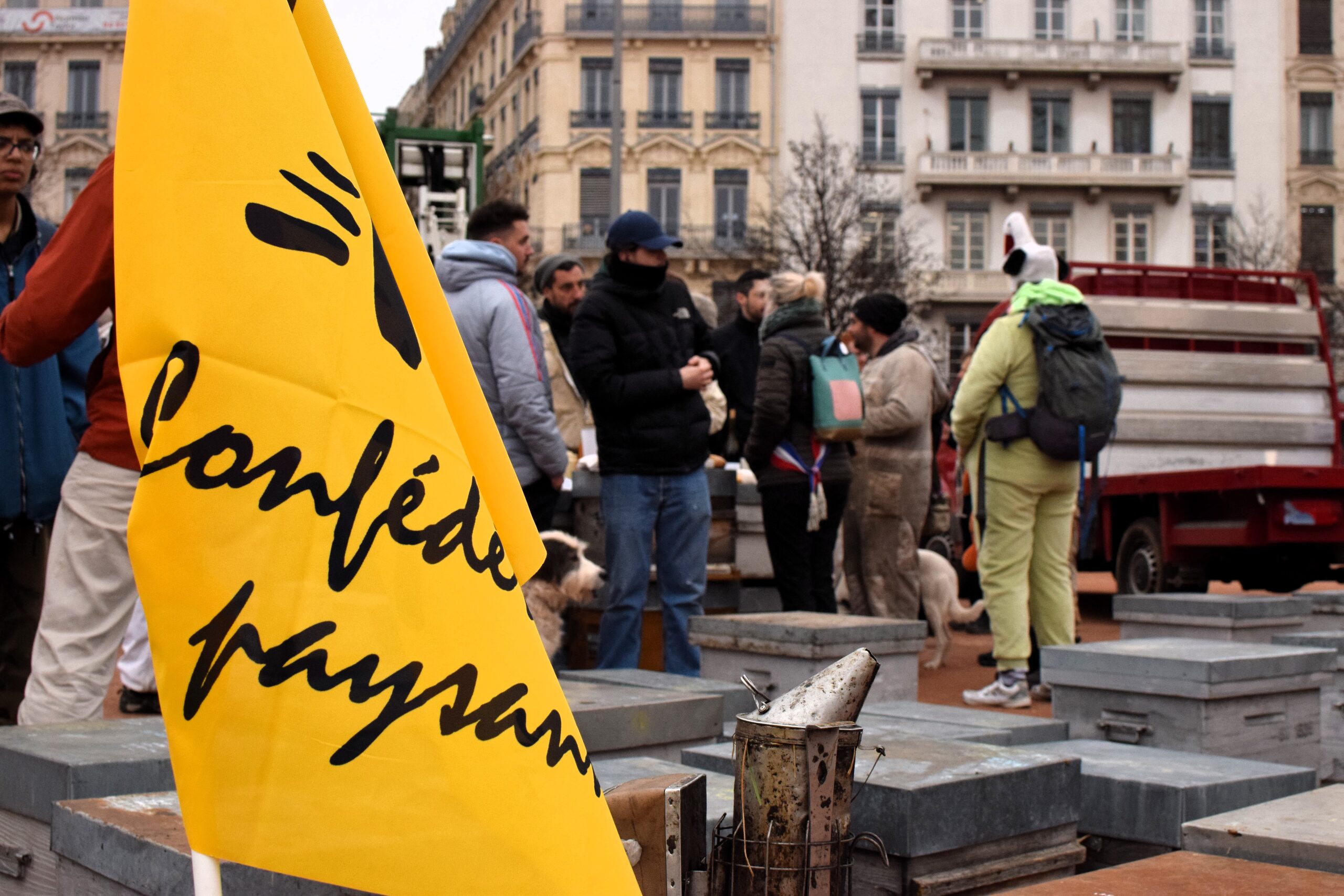 Le drapeau jaune de la Confération Paysanne déployé lors de la manifestation des apiculteur.trices ce lundi 5 février. ©Laury Caplat/Rue89Lyon