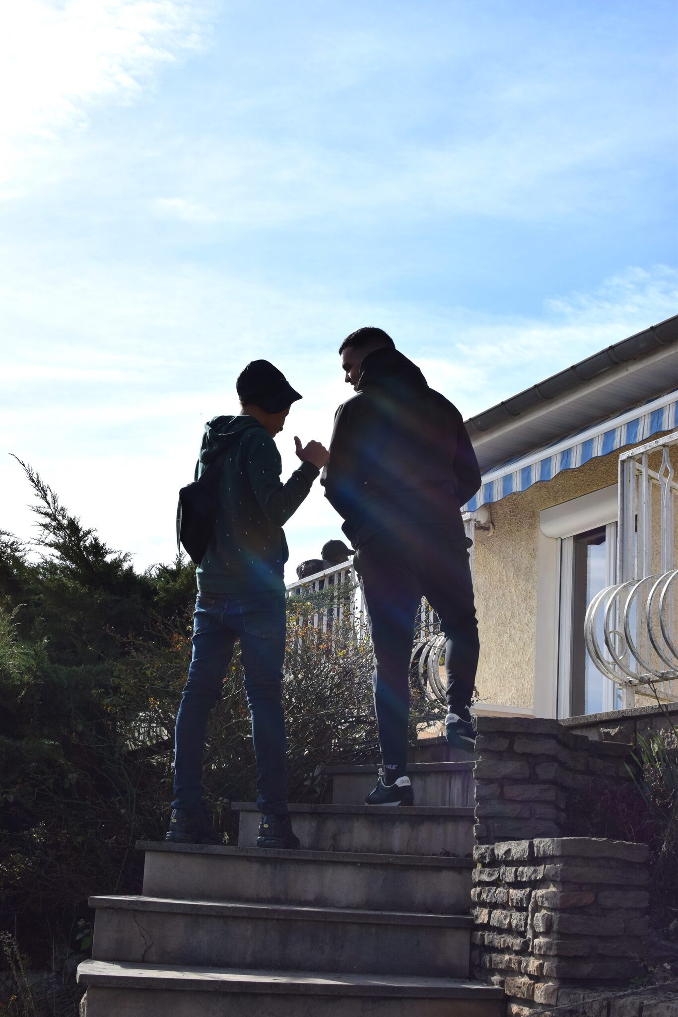 Hamadi Ben Boubaker, éducateur de 22 ans et l'un des six adolescents, en protection de l’enfance devant la maison d'accueil gérée par l'association La Relève à Chassieu ©Laury Caplat/Rue89Lyon