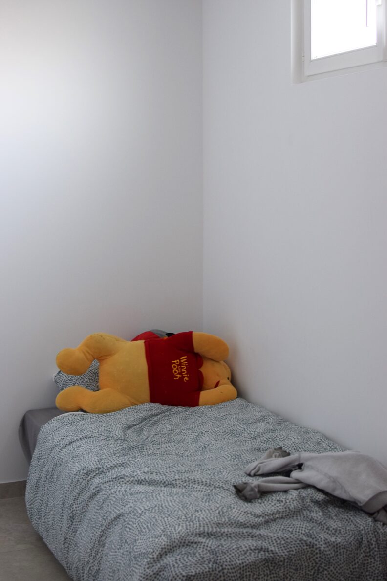 A la maison d'accueil de Chassieu, chaque enfant a sa propre chambre. Elles sont assez sobres, peu décorées "pour l'instant". Le temps de s'habituer aux lieux. ©Laury Caplat/Rue89Lyon