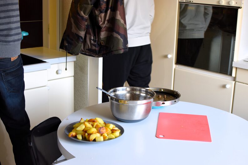 "La cuisine, on essaye de la faire ensemble, comme une vraie famille" confie Hamadi Ben Boubaker, éducateur de 22 ans qui vit à la maison d'accueil de Chassieu ©Laury Caplat/Rue89Lyon