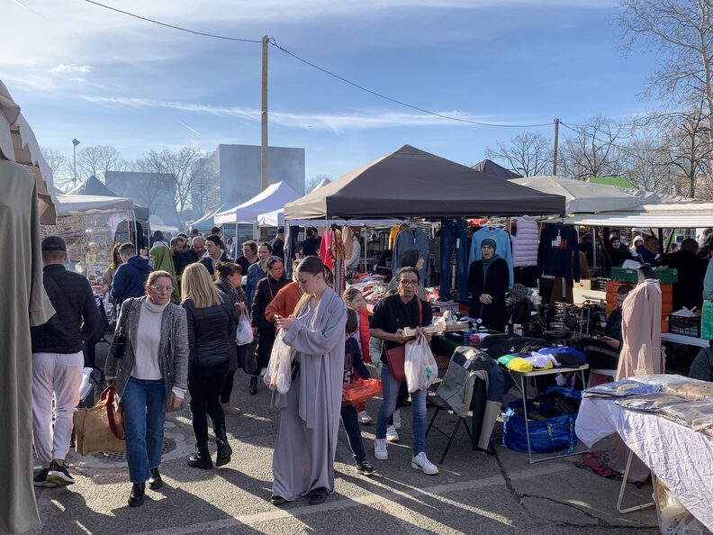 À partir de 17 heures, le marché du ramadan de Vaulx-en-Velin est de plus en plus fréquenté. ©MA/Rue89Lyon