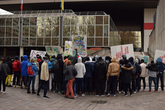 Le collectif Soutiens Migrants Croix-Rousse a appelé à la manifestation, ce mardi 12 mars, pour demander que s'applique la présomption de minorité.