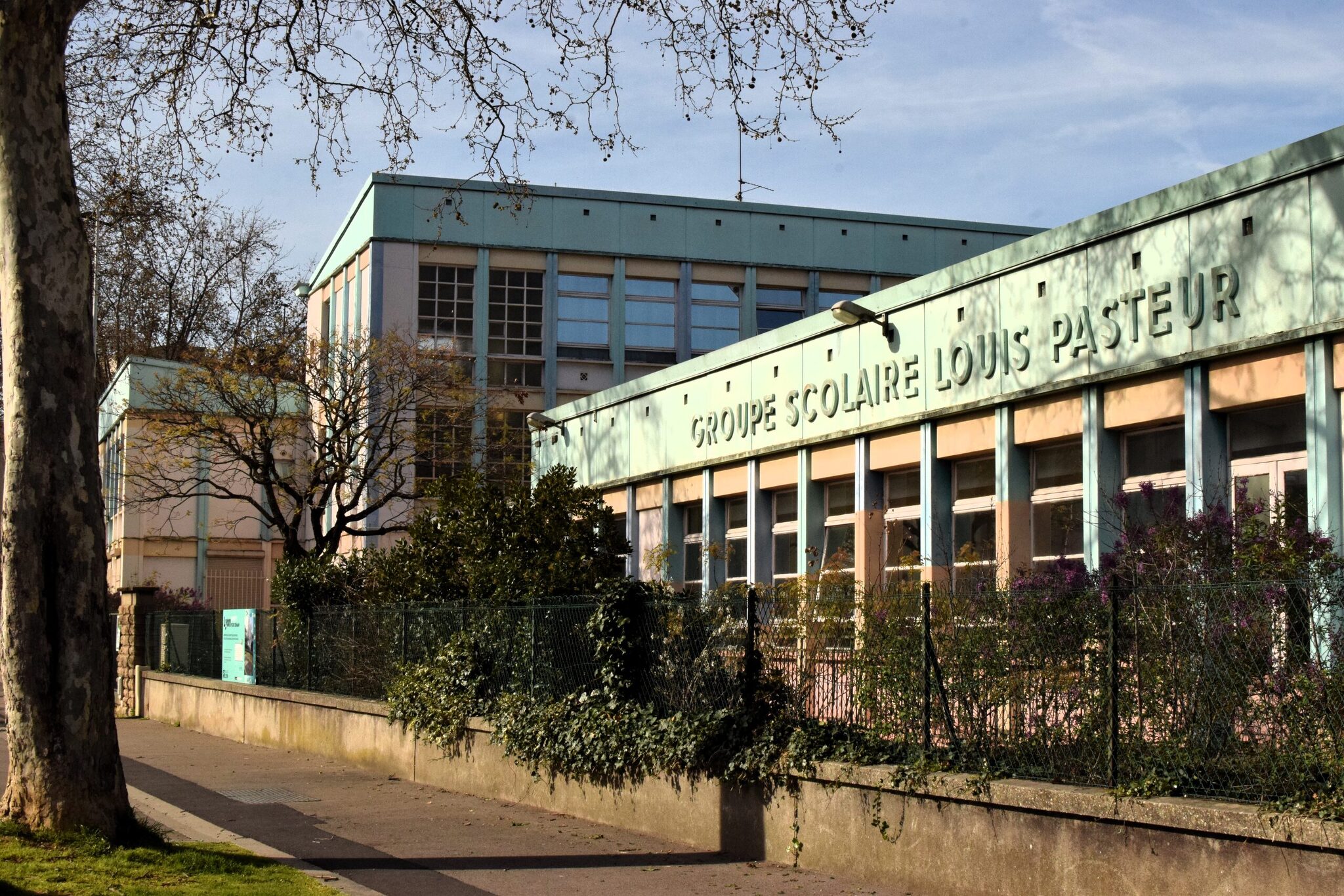 Rue de Narvik, au sud, l’école Pasteur, symbole du renouveau de Mermoz, rouvrira ses portes en septembre 2026. ©Laury Caplat/Rue89Lyon