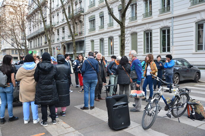 Manifestation pour un retenu enfermé au Cra de Lyon. Loi immigration