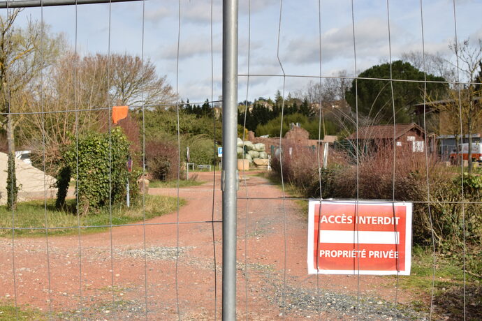 A Trévoux,Certain.es regrettent la perte d'un bien public, en l'occurence le site aquatique des Cascades, au bénéfice d'un parc à thème privé. ©Laury Caplat/Rue89Lyon