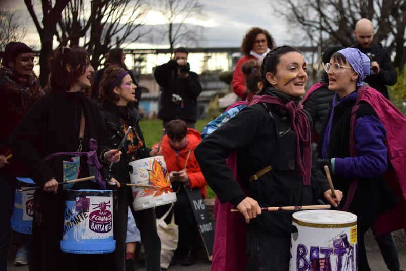 "Les battantes" munies de leurs tambours revisités animent le cortège de la manifestation féministe du 8 mars 2024 à Lyon Le syndicat du travail sexuel (Strass) lors de la manifestation féministe du 8 mars 2024 ©Laury Caplat/Rue89Lyon