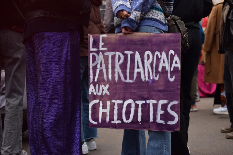 Une manifestante tient une pancarte "le partriarcaca aux chiottes" durant la manifestation pour la journée internationale de lutte pour les droits des femmes, ce 8 mars 2024 ©Laury Caplat/Rue89Lyon