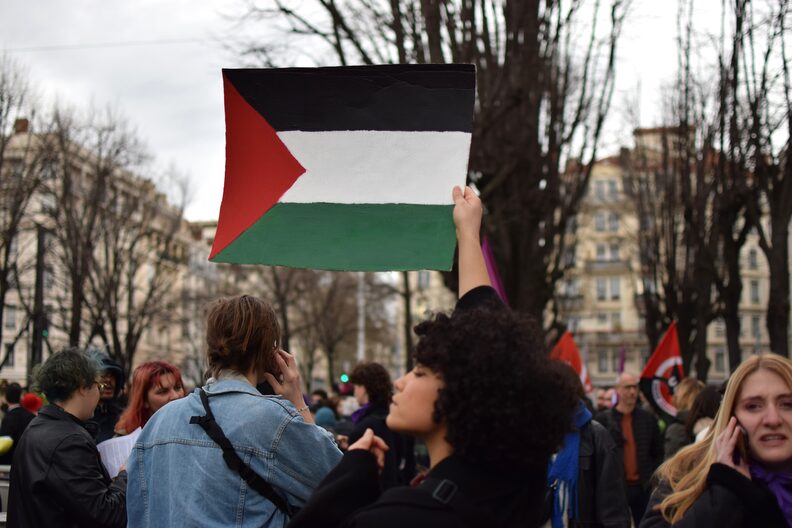 Une manifestante brandit le drapeau de la Palestine dans le cortège de la manifestation féministe, ce 8 mars 2024 ©Laury Caplat/Rue89Lyon