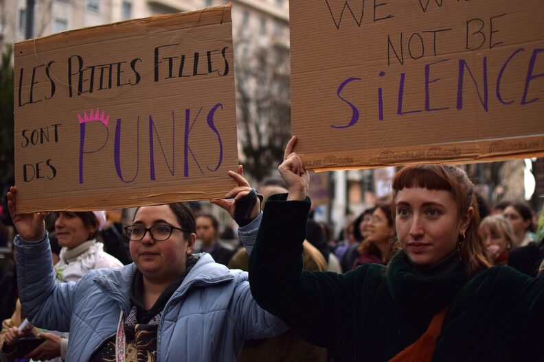 Deux manifestantes défilent dans le cortège pour dénoncer les violences sexuelles faites aux enfants, ce 8 mars 2024 à Lyon ©Laury Caplat/Rue89Lyon