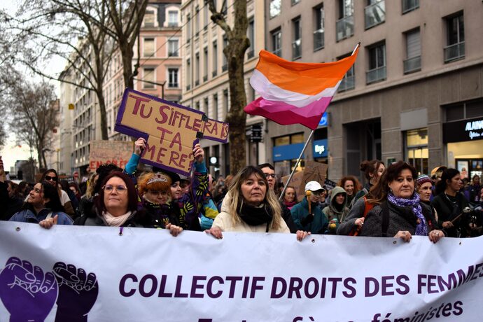 Des milliers de personnes se sont réunies pour manifester lors de la journée internationale de lutte pour les droits des femmes, ce 8 mars 2024 "Les battantes" munies de leurs tambours revisités animent le cortège de la manifestation féministe du 8 mars 2024 à Lyon Le syndicat du travail sexuel (Strass) lors de la manifestation féministe du 8 mars 2024 ©Laury Caplat/Rue89Lyon