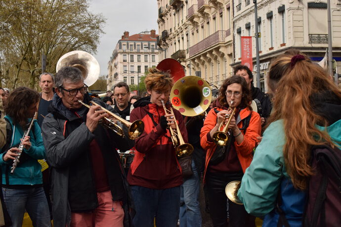 La Fanfare à Manif Engagée durant la mobilisation contre l'expulsion de l'ECG à Lyon, le samedi 30 mars