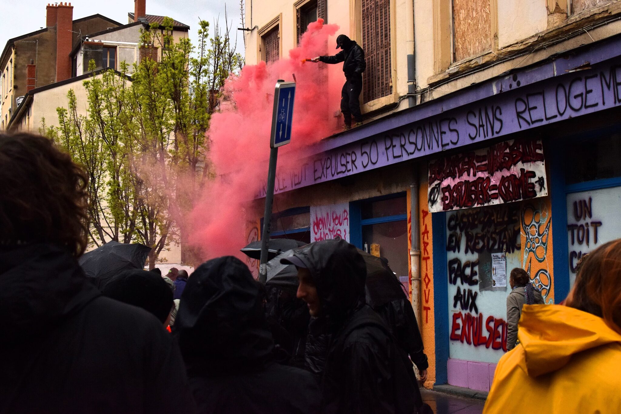 Manifestation contre les expulsions devant le squat "Casse-Dalle" (Lyon 3e), samedi 30 mars.