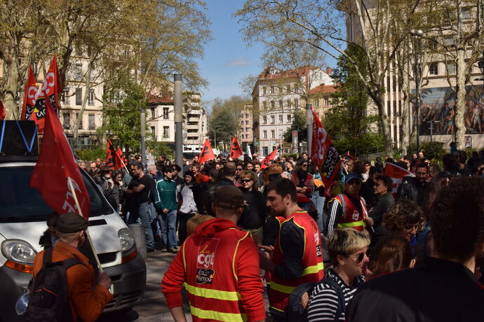 Après la mobilisation (massive) début février, plusieurs centaines d'enseignant.es et personnels éducatifs ont défilé une nouvelle fois depuis la place Guichard (Lyon 3e) ce mardi 2 avril
