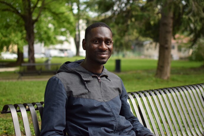 Arrivé en France à l'âge de 14 ans, Kéletigui Sylla surnommé Kélé, d'origine guinéenne, vit à Lyon depuis 10 ans. Pour tou·tes celles et ceux qui le côtoient, Kélé "force l'admiration par son parcours d'intégration". Pourtant, le 11 mars 2024 il a reçu une nouvelle OQTF. ©Laury Caplat/Rue89Lyon