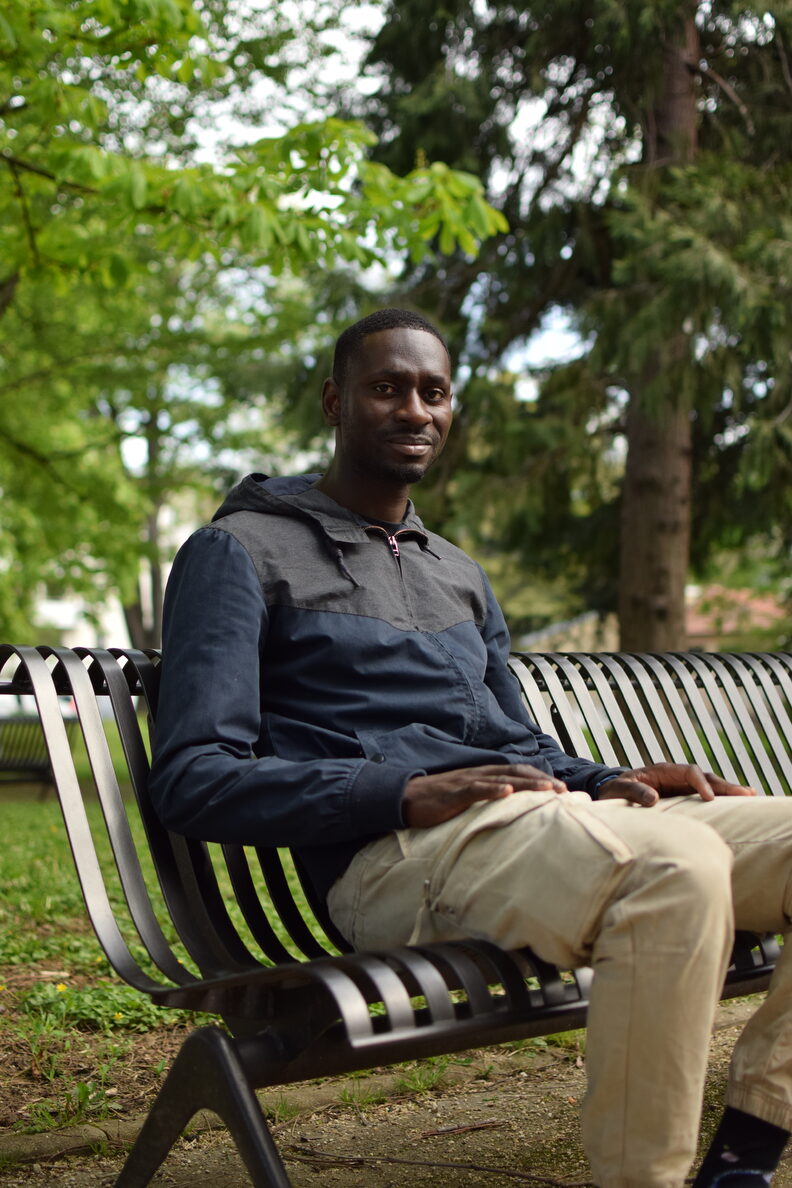 Assis sur un banc du parc, l'air calme et apaisé de Kélé ne laisse rien transparaître de la difficulté de son parcours. ©Laury Caplat/Rue89Lyon