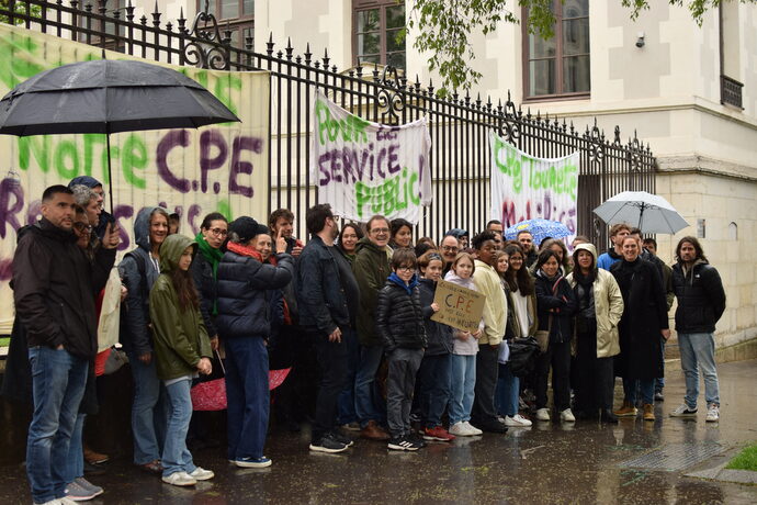 Mobilisation ce mardi 9 avril devant le collège la Tourette (Lyon 1er) contre la mise en place des "groupes de niveaux" et la suppresion d'un poste de CPE