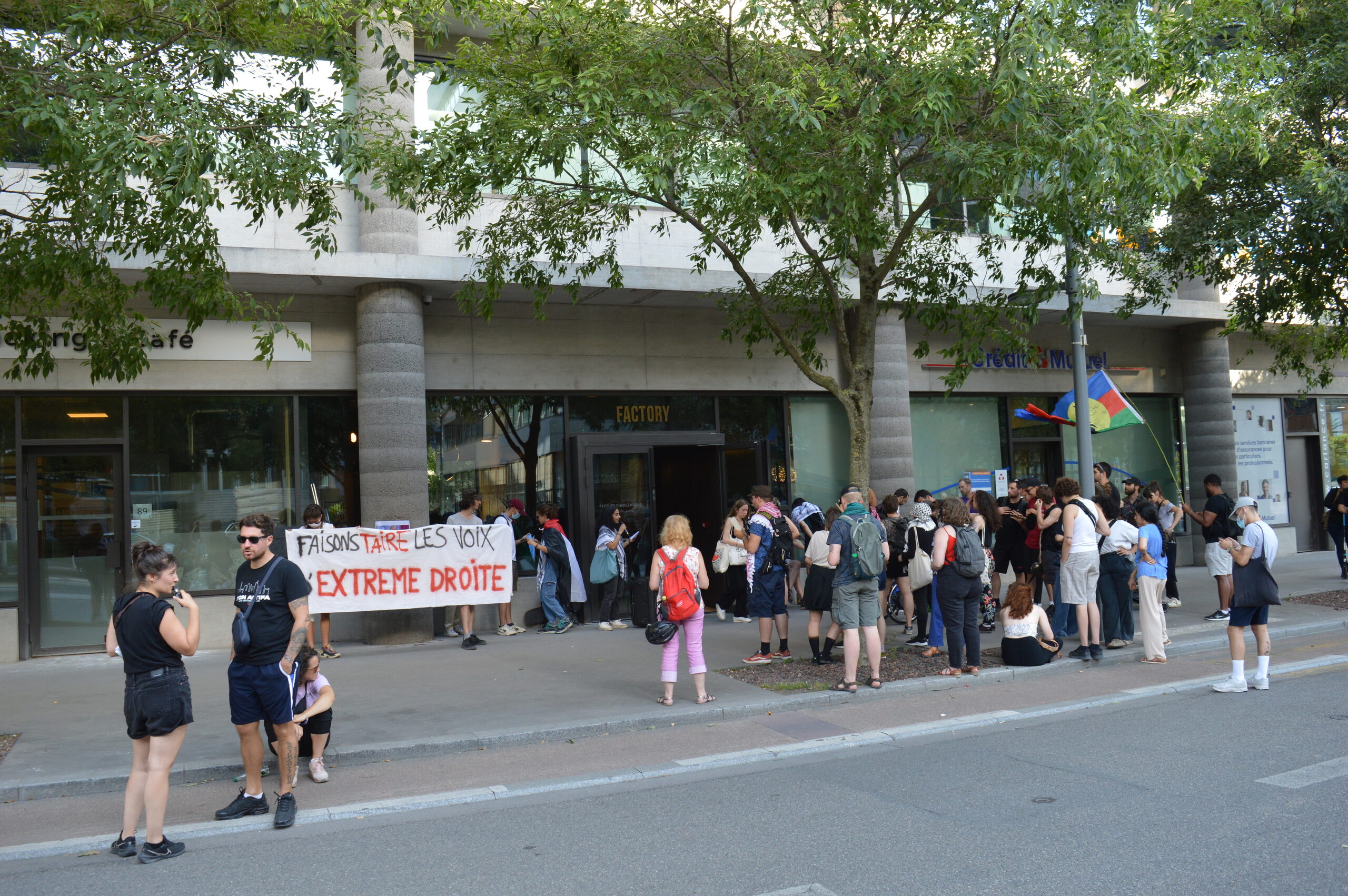 À l’initiative d’une dizaine de collectifs lyonnais de luttes, la casserolade s’est rassemblée devant les locaux de BFMTV Lyon (Lyon 2e)mardi 9 juillet. Photo : JM/Rue89Lyon