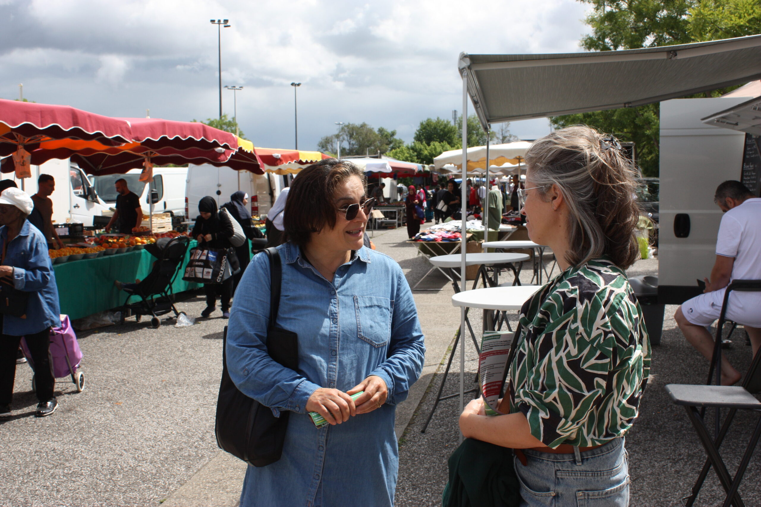 La candidate NFP Lucie Gaillot Durand lors d’un tractage sur le marché d’Oullins-Pierre-Bénite (12e circo du Rhône) le 3 juillet 2024.