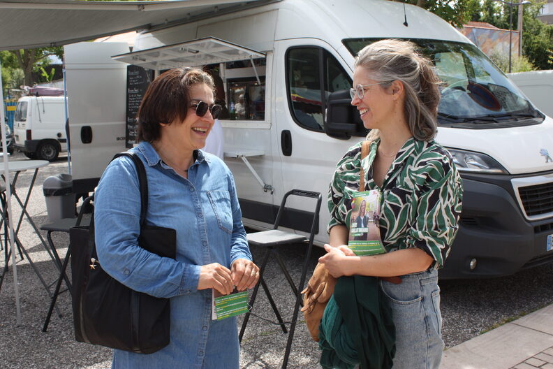 La candidate NFP Lucie Gaillot Durand lors d’un tractage sur le marché d’Oullins-Pierre-Bénite (12e circo du Rhône) le 3 juillet 2024.