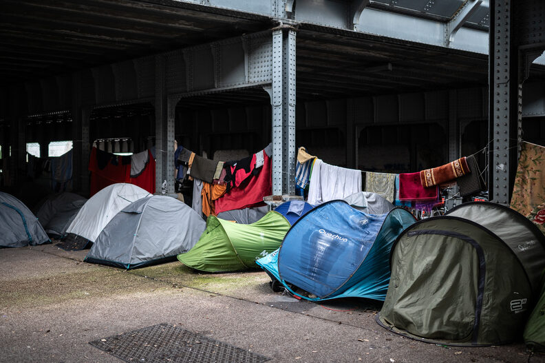 Sous le pont de Jean-Macé, à Lyon, un campement s'agrandit chaque hiver depuis trois ans. Au cœur du 7ème arrondissement, des hommes, femmes et enfants partagent le besoin vital d’avoir un abri au-dessus de leurs tentes.
