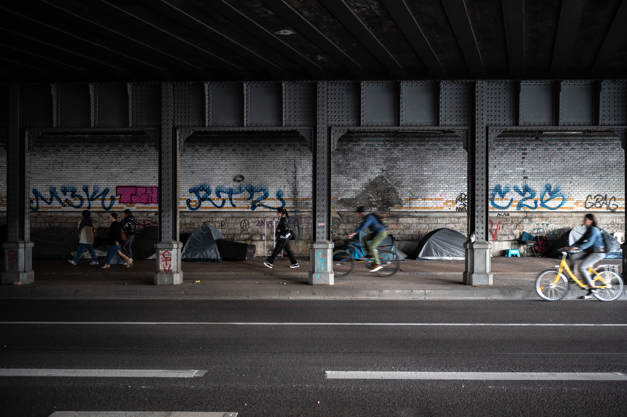 Sous le pont de Jean-Macé, les tentes sont habitées par des hommes et femmes qui partagent le besoin vital d’avoir un abri au-dessus de leur tête.