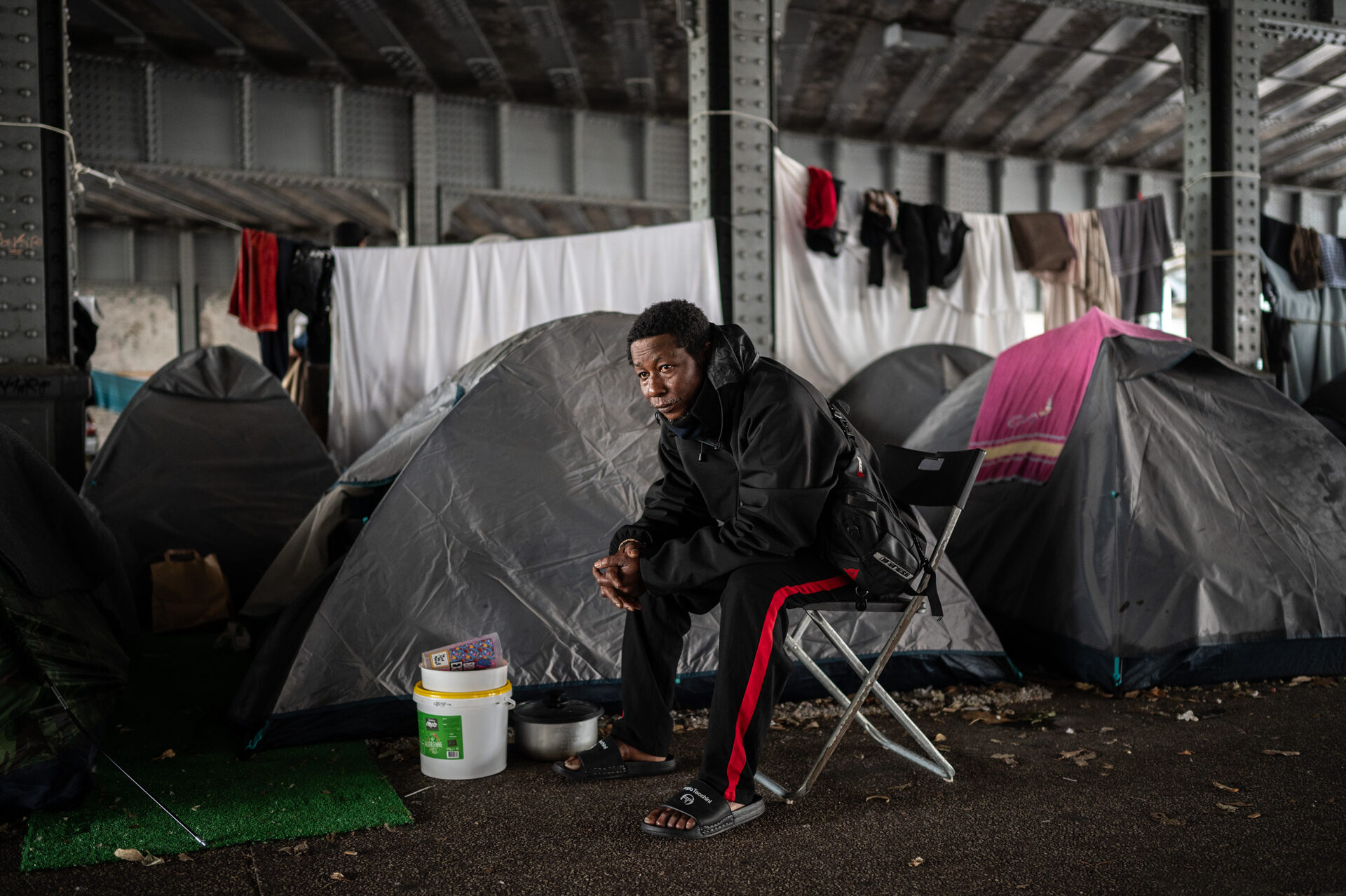 Sous le pont de Jean-Macé, à Lyon, un campement s'agrandit chaque hiver depuis trois ans. Au coeur du 7ème arrondissement, des hommes, femmes et enfants partagent le besoin vital d’avoir un abri au-dessus de leurs tentes. Portrait d'un des résidents, Mamadou, originaire de Guinée.