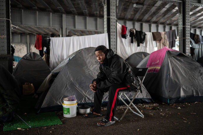 Sous le pont de Jean-Macé, à Lyon, un campement s'agrandit chaque hiver depuis trois ans. Au coeur du 7ème arrondissement, des hommes, femmes et enfants partagent le besoin vital d’avoir un abri au-dessus de leurs tentes. Portrait d'un des résidents, Mamadou, originaire de Guinée.