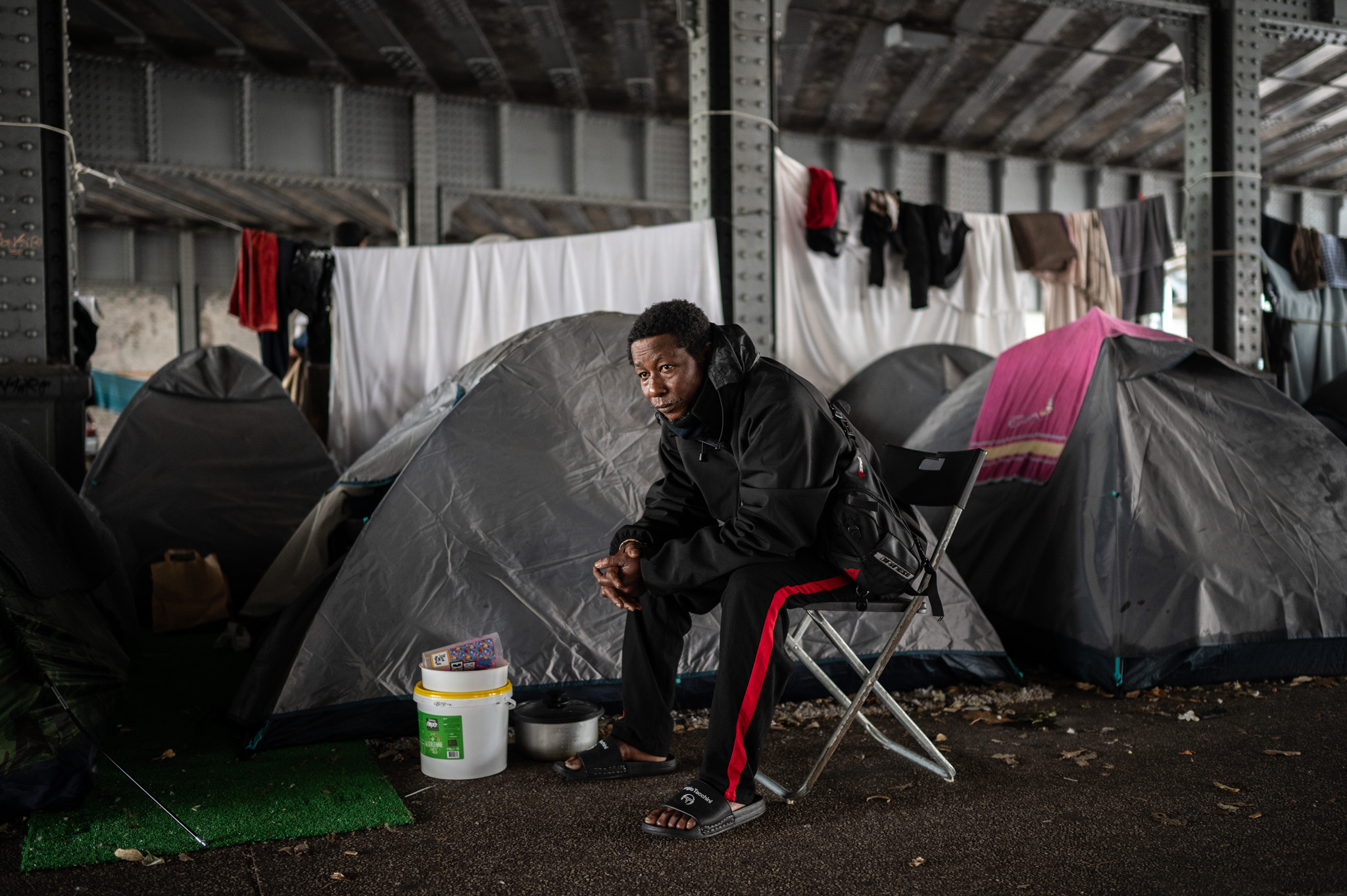 Sous le pont de Jean-Macé, à Lyon, un campement s'agrandit chaque hiver depuis trois ans. Au coeur du 7ème arrondissement, des hommes, femmes et enfants partagent le besoin vital d’avoir un abri au-dessus de leurs tentes. Portrait d'un des résidents, Mamadou, originaire de Guinée.