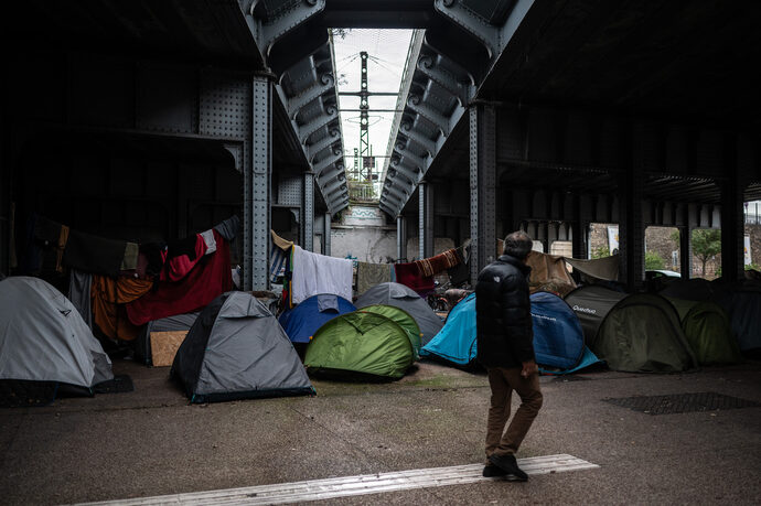 Sous le pont de Jean-Macé, à Lyon, un campement s'agrandit chaque hiver depuis trois ans.