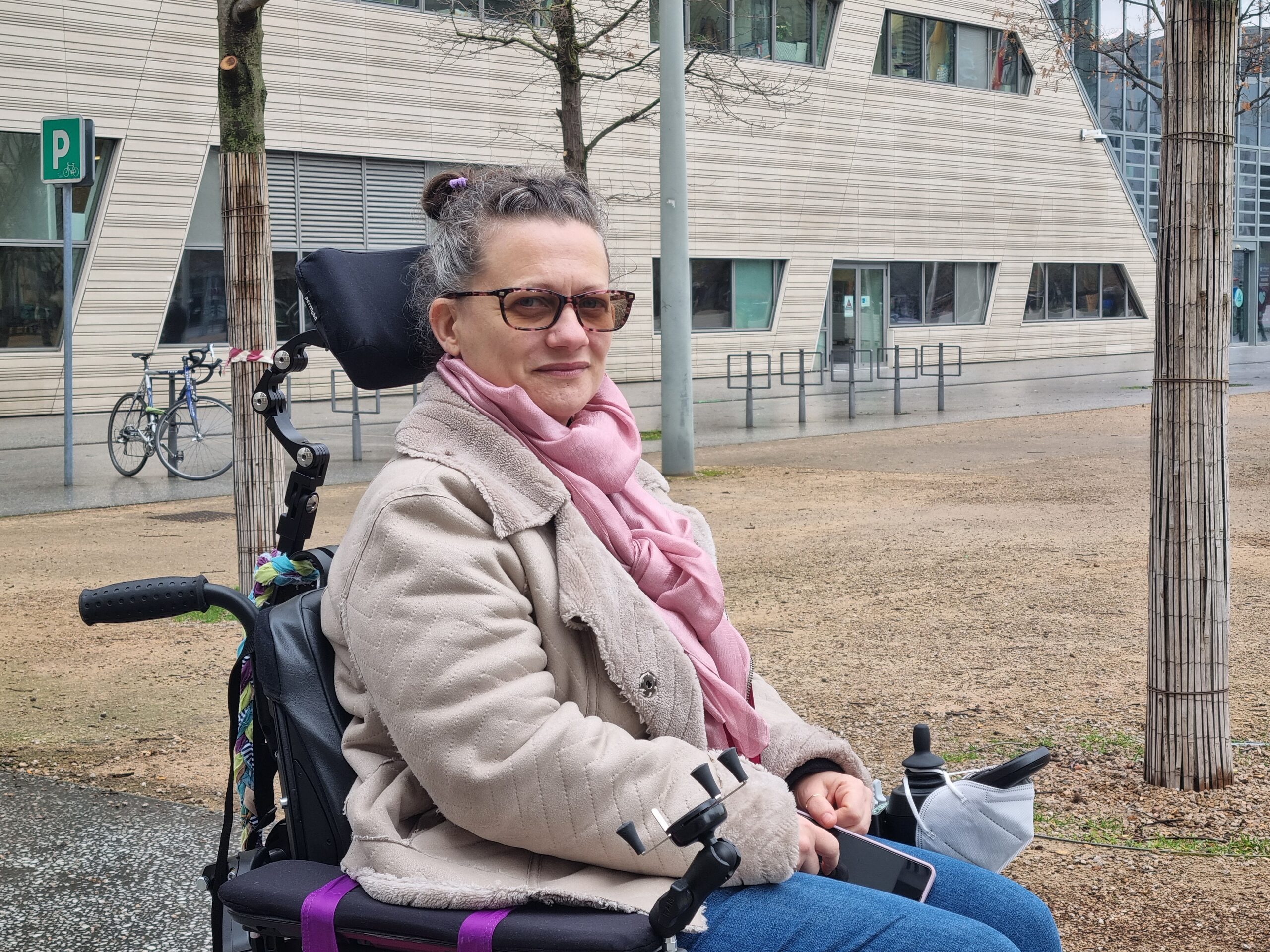 "J'ai dû me battre pour ma dignité", témoigne Elise Joussemet, mère célibataire atteinte d'un lourd handicap.