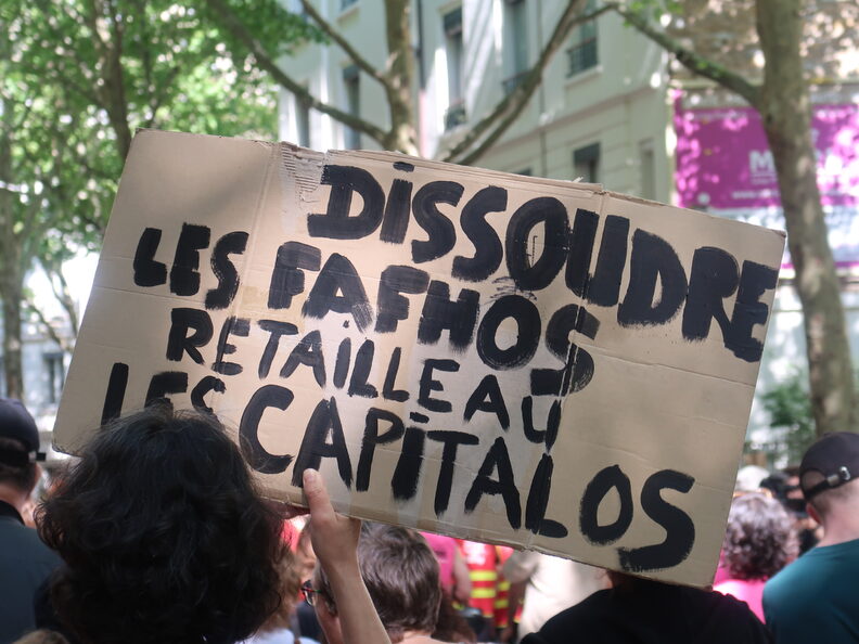 De nombreux manifestants ont exprimé leur opposition à l'annonce des procédures de dissolution des groupes antifascistes.
