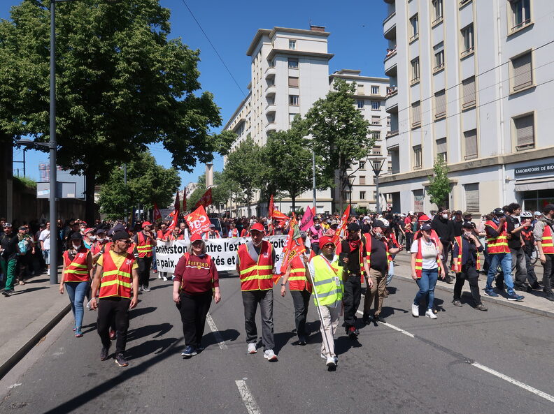 Le cordon de sécurité de la CGT, à l'avant du cortège.