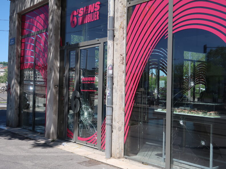 Un commerce a été vandalisé à l'angle du quai Claude Bernard et de l'avenue Berthelot.