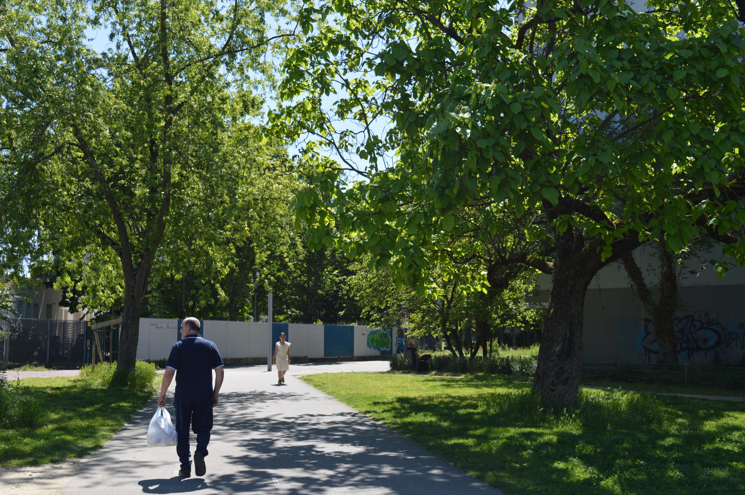 Des espaces verts près de l'école Angelina Courcelles. ©Lisa Seyvet/Rue89Lyon