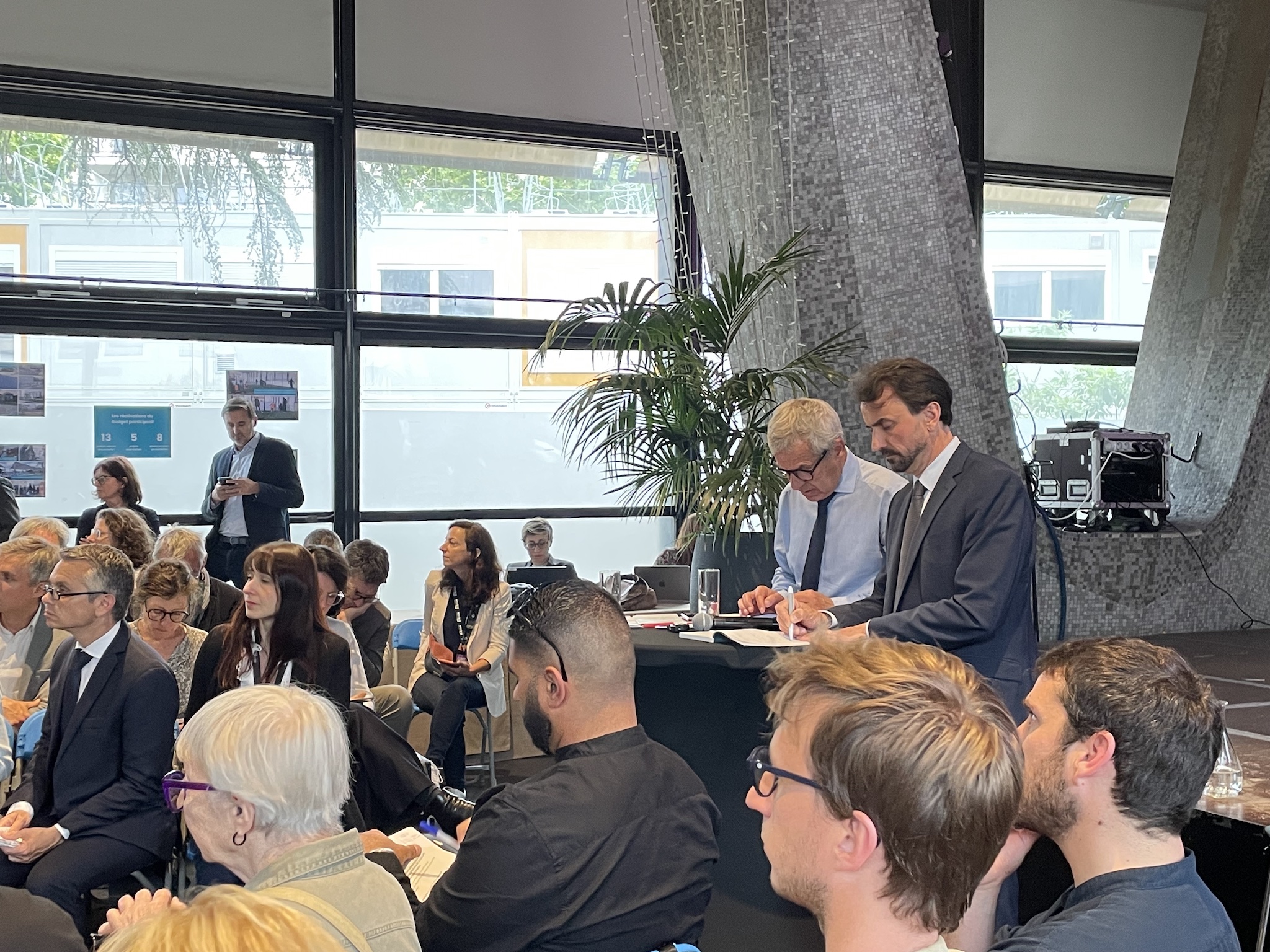 Le maire du 8e arrondissement, Olivier Berzane, et le maire de Lyon, Grégory Doucet, face aux habitant·es pour présenter leur bilan. ©MA/Rue89Lyon