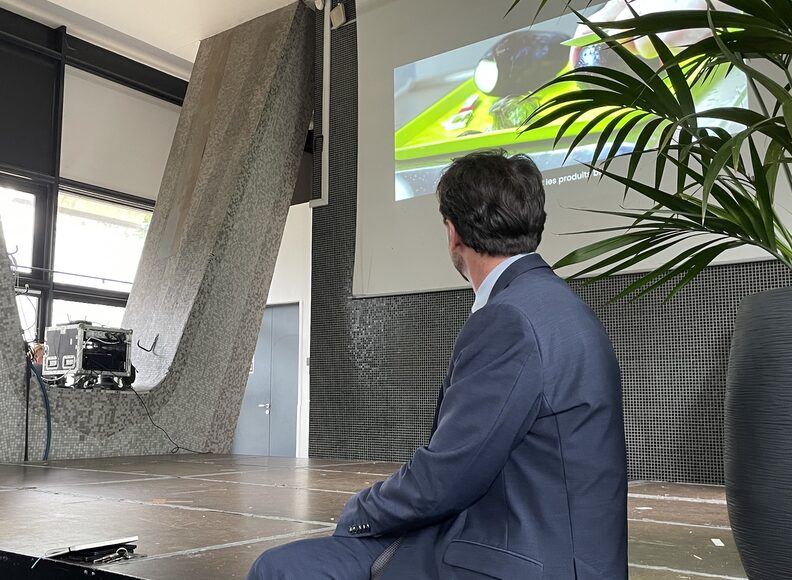 Un film de présentation du bilan de mandat a été diffusé avant les échanges entre habitant·es et élu·es. ©MA/Rue89Lyon