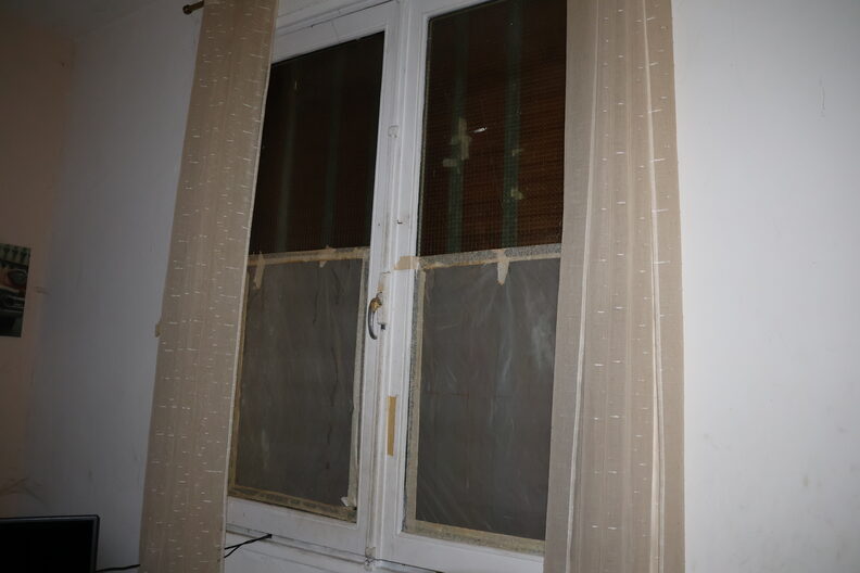 La fenêtre murée à l'intérieur vue de l'intérieur du logement d'Ivan, loué par Marc Fayolle, rue du Docteur Ollier à Villeurbanne. ©Méline Pulliat/Rue89Lyon