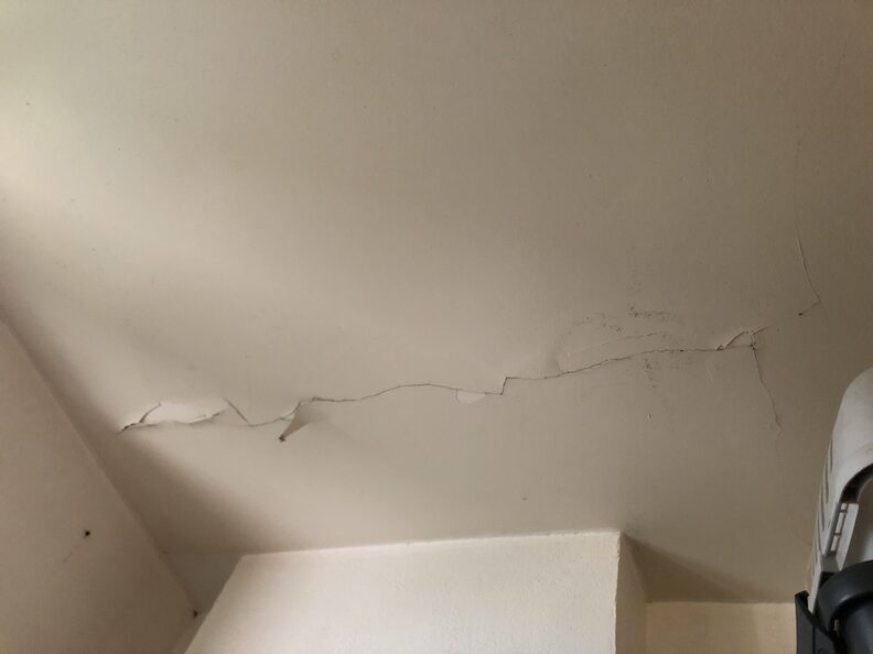 Plusieurs fissures sont apparues au plafond de l'appartement de Maria et Olivier. ©MA/Rue89Lyon