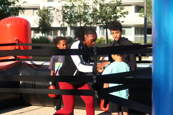 Sur l'Esplanade de la Tase, mardi 8 juillet 2025, une association propose des cours de boxe gratuits aux enfants du quartier qui ne partent pas en vacances.